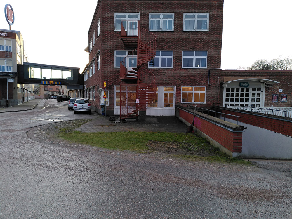 Byggnadens sida, där man svänger in